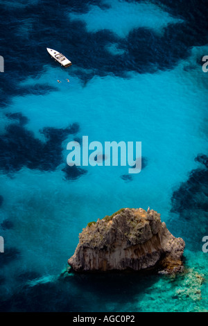 Paar im Urlaub schwimmen neben dem Boot Stockfoto