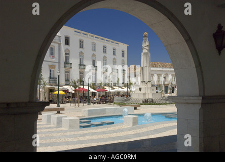 Die Algarve, Tavira, Blick durch Bogen der Hauptplatz (der Praça de República), mit Brunnen & street Restaurants Stockfoto