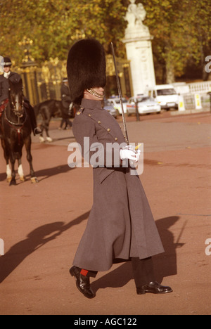 Die Wachablösung am Buckingham Palace London-England-Großbritannien-Vereinigtes Königreich-GB UK Stockfoto