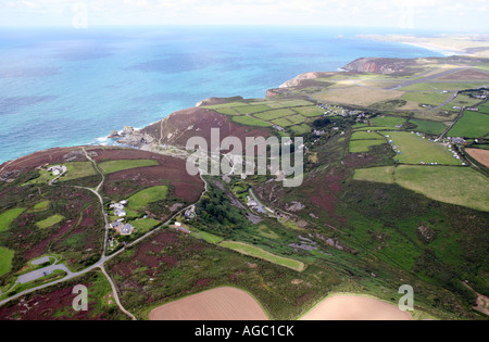 Antenne Trevellas Porth und blaue Berge, St. Agnes, Cornwall, UK Stockfoto