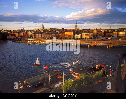 Altstadt von Soddermalm mit Segelboot auf Riddarfjarden Gewässer in Stockholm bei Sonnenuntergang Stockfoto