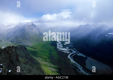 Rapadalen Fluss und Tal unter Schnee begrenzt Gipfel im Sarek Nationalpark über dem Polarkreis in Schwedisch-Lappland Stockfoto