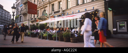 Menschen und Restaurants am Stureplan im Zentrum von Stockholm Stockfoto