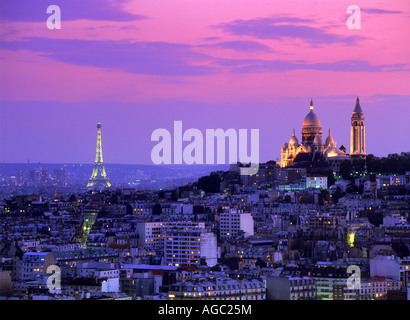 Sacre-Coeur und Eiffelturm Paris Skyline in der Abenddämmerung Stockfoto