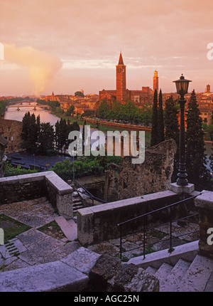 Ansicht von Verona entlang der Etsch von San-Pietro-Burg im Morgengrauen Stockfoto