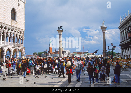 Menschen und Tauben am Piazza San Marco oder St. Marks Platz in Venedig Italien Stockfoto