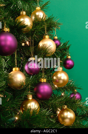 Abschnitt von einem Weihnachtsbaum mit Kugeln hautnah Stockfoto