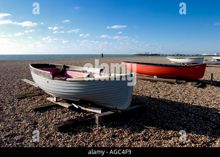 Fischerboote am Strand von Brighton mit Brighton Pier im Hintergrund Sussex UK Stockfoto