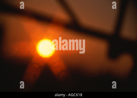 SONNE HINTER GITTERN Stockfoto