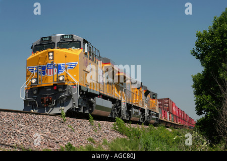 Union Pacific-Lok und Zug warten auf einem Abstellgleis in der Nähe von Boone, Iowa Stockfoto