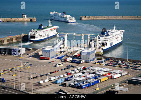 Cross-Channel-Fähren verlassen Hafen Dover England UK Stockfoto