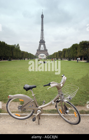 Velib Self Service Fahrrad Verleih System von Eiffelturm Paris Frankreich Stockfoto