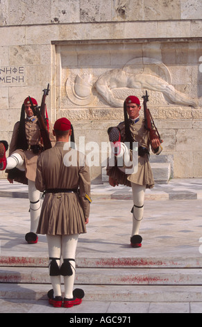Wachen oder Evzonen vor dem Grabmal des unbekannten Soldaten vor Parlament Athen Griechenland Stockfoto