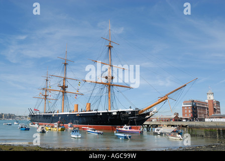 HMS Warrior erste Eisen-geschältes, gepanzerte Kriegsschiff der Welt angetrieben durch Dampf sowie Segel und aus Schmiedeeisen in Portsmouth Historic Dockyard. Wenn sie ursprünglich gebaut wurde, war sie, ganz einfach, größer, schneller und stärker bewaffnet als jedes andere Kriegsschiff flott Stockfoto