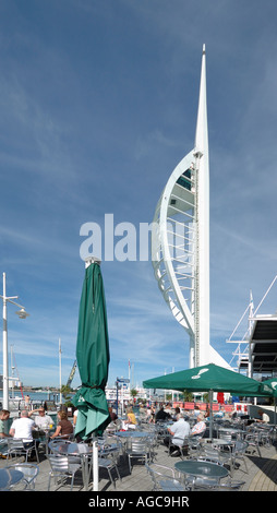 Gunwharf Quays im historischen Hafen von Portsmouth ist eine aufregende Entwicklung der Waterfront, die erfolgreich das alte mit dem neuen gegenüberstellt. Stockfoto