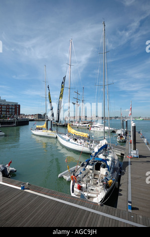 Festgemachten Jachten auf Pontons in Gunwharf Quay, Portsmouth Stockfoto