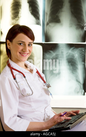 Krankenschwester Eingänge Patientendaten in computer Stockfoto