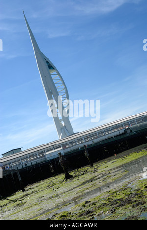 Spinnaker Tower in Portsmouth von der Slipanlage auf der harten Blick über Portsmouth Hafen Bahnhof Stockfoto