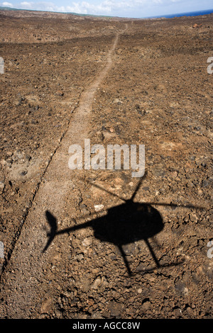 Weg durch felsiges Gelände mit Schatten der Hubschrauber fliegen overhead in Maui Hawaii Stockfoto