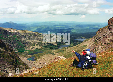 Ein Mann und eine Frau sitzen auf den Berghang oberhalb der Karakol Seen Altai Russland Stockfoto