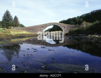 dh CLACHAN BRÜCKE ARGYLL Siel Sound einzelne Bogenbrücke über Die Atlantic Thomas Telford Design Bogen Steinbrücken schottland Stockfoto