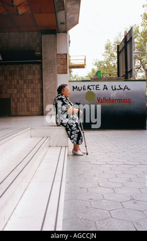 Reife Frau nimmt eine Pause oder wartet auf jemanden auf Einige Marmortreppen Stockfoto