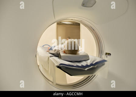 Kleiner Junge mit CAT-Scan im Krankenhaus Scan suite Stockfoto