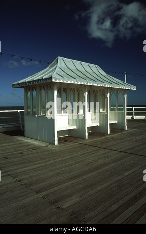 Weißen hölzernen Unterstand am Pier bei Cromer in Norfolk England UK Stockfoto