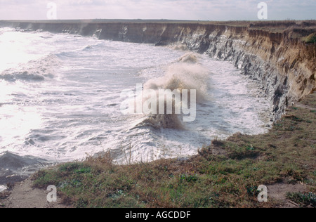 Sturm Meer und Wellen Zusammentreffen am Fuß der Sandklippen happisburgh Norfolk East Anglia England Großbritannien Stockfoto