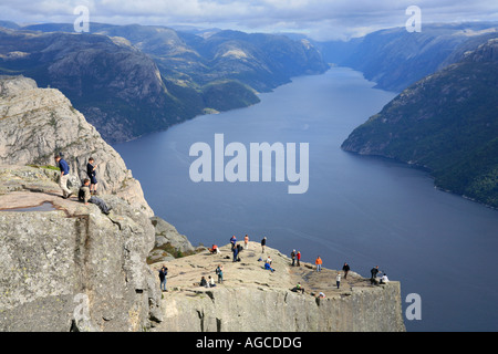 die so genannten Preikestolen (Predigt Stuhl) ragt hoch über dem Lysefjord in den Süden von Norwegen Stockfoto