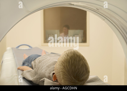 Kleiner Junge mit CAT-Scan im Krankenhaus Scan suite Stockfoto