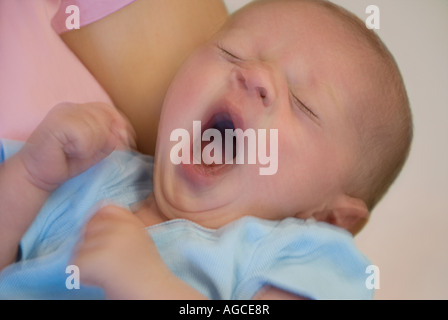 Nahaufnahme von Mutter Holding gähnende Kind, verwischt Effekt Stockfoto
