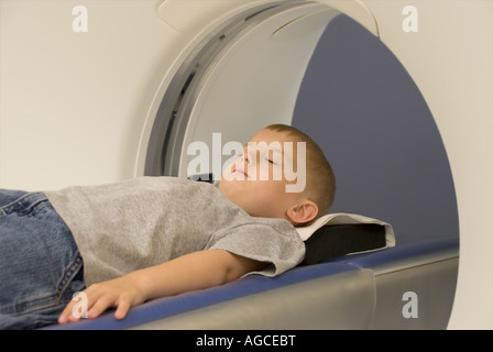 Kleiner Junge mit CAT-Scan im Krankenhaus Scan suite Stockfoto