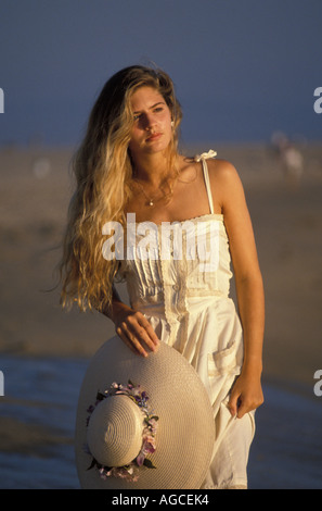 Frau spazieren am Strand Marina Del Rey Kalifornien Vereinigte Staaten von Amerika Stockfoto