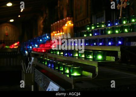 Bunte Gebet Kerzen in einer dunklen Umgebung von Notre-Dame in Montreal, Quebec, Kanada. Stockfoto