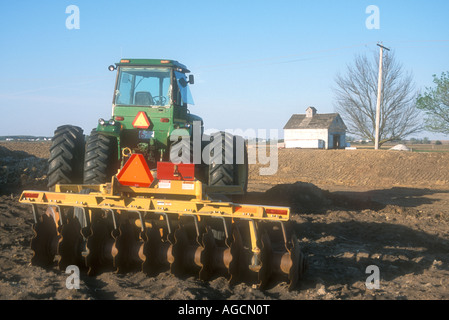 Ein John Deere Traktor ziehen eine Pinne in Vorbereitung für das Frühjahr Pflanzen Stockfoto