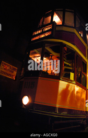 Nahaufnahme der Vorderseite eines Bridgeton Kreuz Straßenbahn bei Nacht Stockfoto