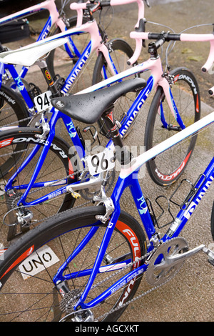 Elite, die Endphase der britischen Tour 2007 Radsport Radrennen bei Dumfries Dock Park Bikes für den Start des Rennens vorbereitet Stockfoto