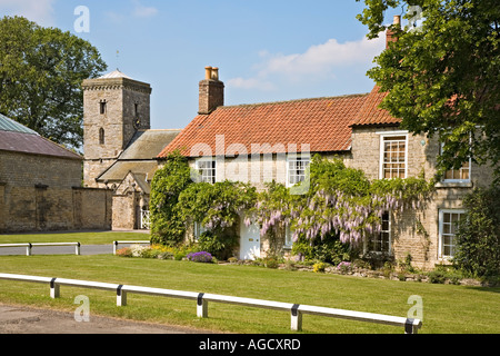 Pfarrkirche und Ferienhaus in Hovingham North Yorkshire UK Stockfoto