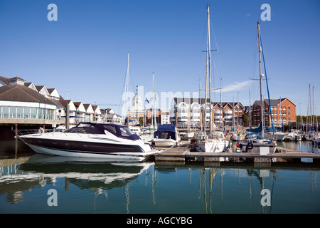 Stadtkai Marina in Southampton von Hythe Fähre gesehen Stockfoto