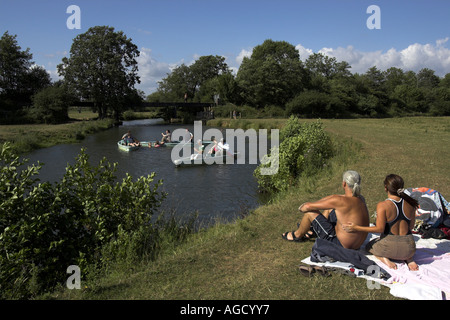 Menschen, die genießen ein Sonntag Afternooons Bootfahren am Barcombe Mühlen, Sussex, UK Stockfoto