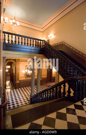 Treppe in der Michigan State Capitol Gebäude gehen nach unten und durch die offene Tür führt in die alte Supreme Court-Kammer Stockfoto