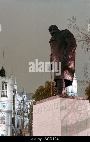 Statue von Winston Churchill im Parlament Square London bei Nacht Stockfoto