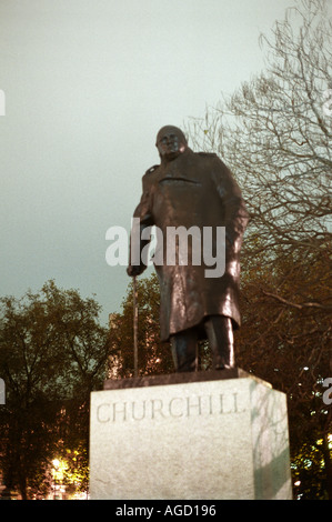 Statue von Winston Churchill im Parlament Square London bei Nacht Stockfoto