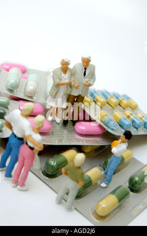 Gruppe von Menschen, Figuren und Pillen, Tabletten Stockfoto