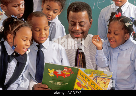 Detroit Michigan Rev Eddie Edwards liest für Kinder an seiner Schule Freude Jesu Stockfoto