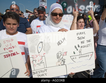 Dearborn Michigan Tausende arabische Amerikaner marschieren gegen Israel s Bombardierung des Libanon Stockfoto