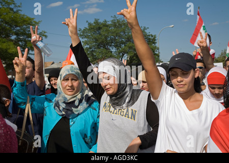 Dearborn Michigan Tausende arabische Amerikaner marschieren gegen Israel s Bombardierung des Libanon Stockfoto