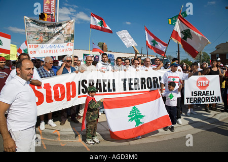 Dearborn Michigan Tausende arabische Amerikaner marschieren gegen Israel s Bombardierung des Libanon Stockfoto