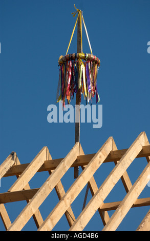 Fachwerk, verziert mit Krone Kranz für Richtfest auf neu gebautes Haus in North Rhine-Westphalia, Germany Stockfoto